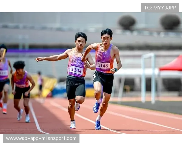 接力赛队伍配合默契夺冠,赛场感人瞬间,接力比赛的视频